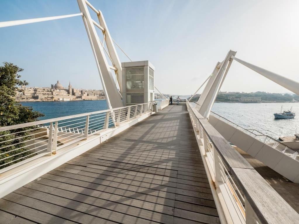 Stunning Sea Views In Tigne Point, With Pool Appartement